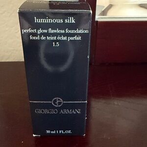 Giorgio Armani Luminous Silk Foundation in Black
